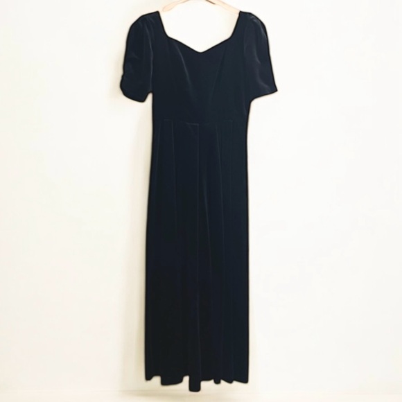 Laura Ashley Dresses & Skirts - LAURA ASHLEY Vintage Black Velvet Dress Sweetheart Neckline Size 8 *Runs Small